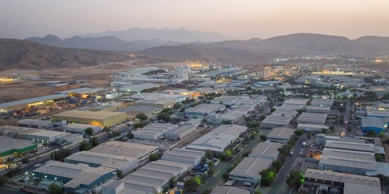 كيف أسهم تحسين بيئة الأعمال وتطوير البنية الأساسية في توسيع نطاق الأنشطة التجارية؟  