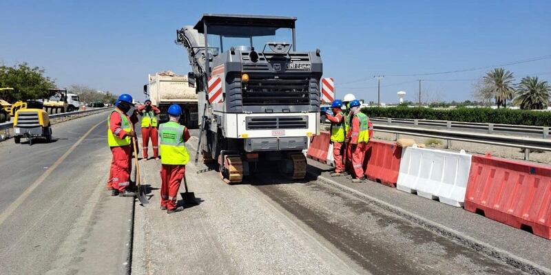 إعادة تأهيل طريق الباطنة العام في مواقع متفرقة