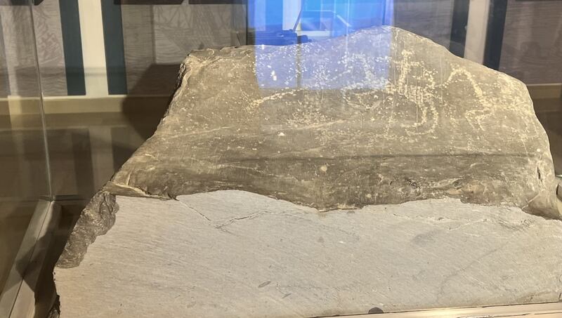 بالصور: محابر عُمانية قديمة ومكاييل نحاسية لوزن الحبوب عليها طغرائية أحد السلاطين