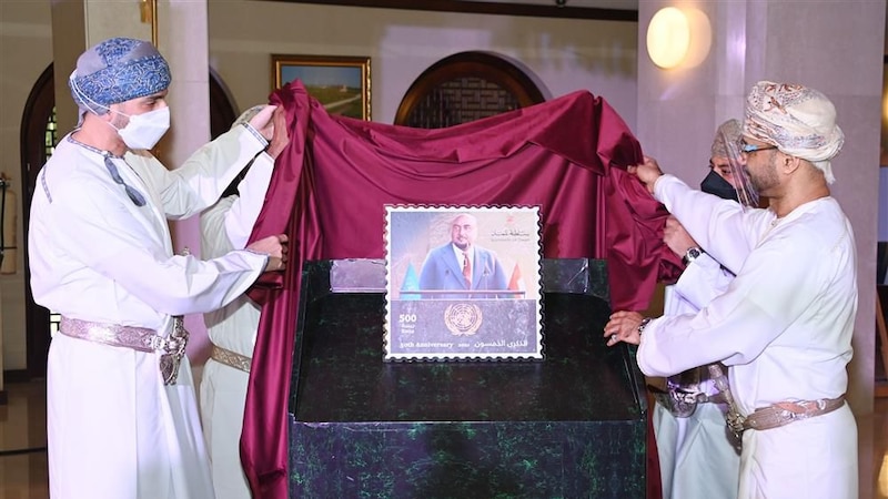 يحمل صورة والد جلالة السلطان: طابع بريدي عماني جديد