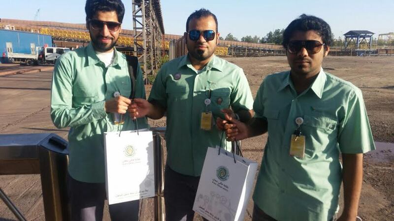 نقابة تستقبل عمالها بالهدايا وتحتفل بهم