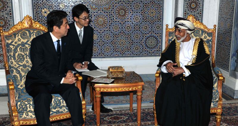 منحه السلطان قابوس وسامًا: وفاة رئيس الوزراء الياباني السابق