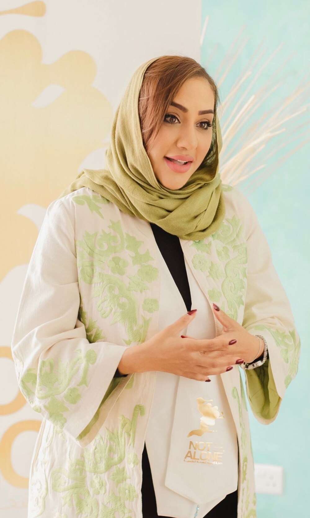 عمانيات يقدمن التهنئة بيوم المرأة العمانية