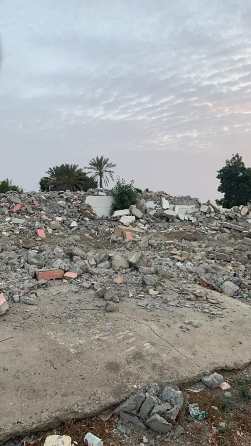 بيوتٌ مُهدّمة وأوساخٌ متراكمةٌ على طريق الباطنة الساحلي؛ فمن المسؤول؟