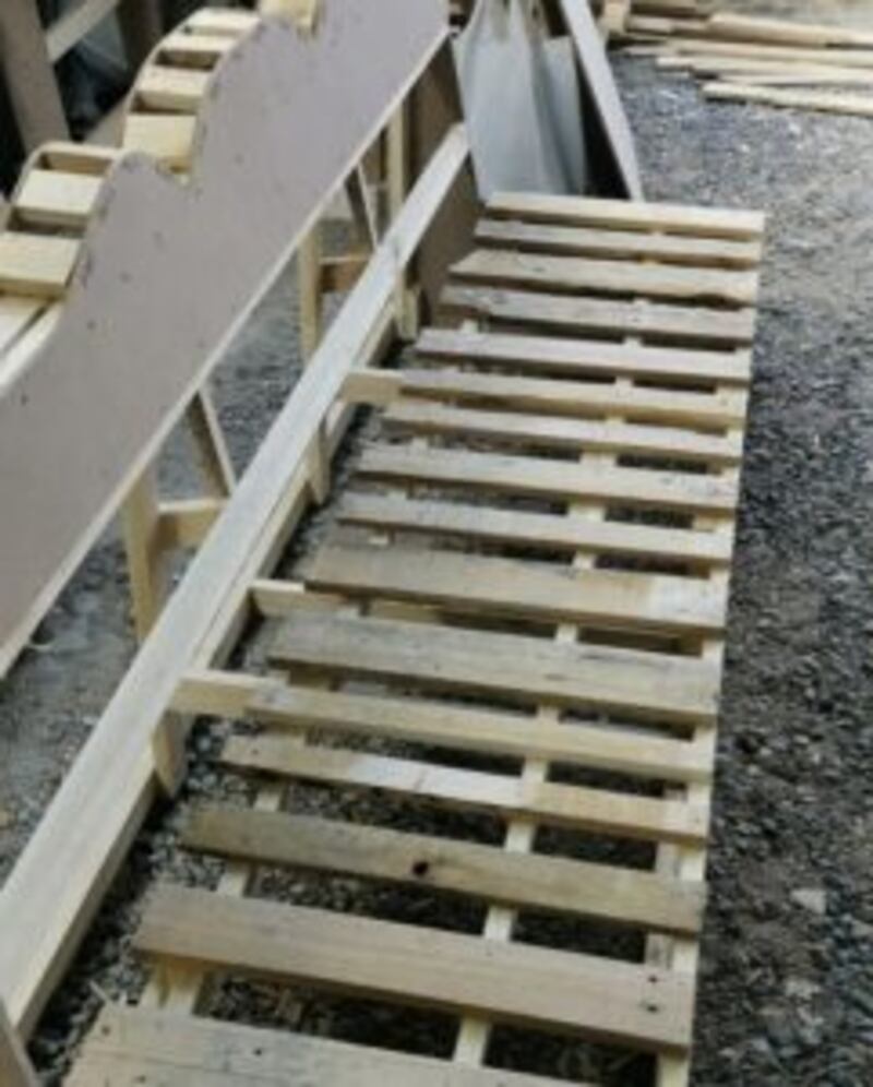 ضبطية جديدة بالصور: يحوِّلون أخشابًا مستعملة إلى أثاث جديد