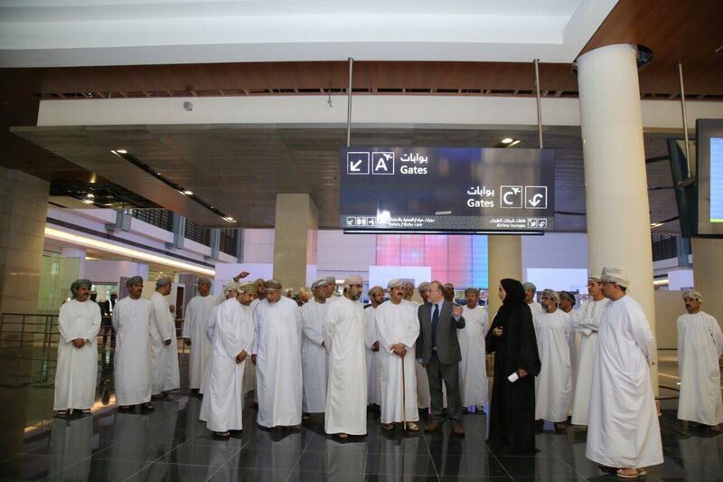 بالصور: وزير المكتب السلطاني يتابع سير العمل في مطار مسقط الدولي