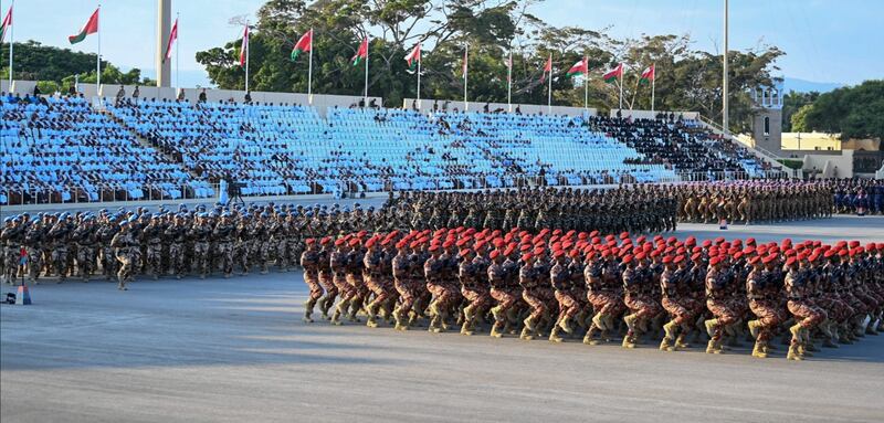 بالصور: جلالة السلطان المعظم يشمل برعايته العرض العسكري