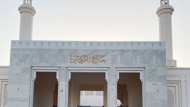 “بادروا بالأعمال الصالحة” عنوان خطبة الجمعة وهذا ملخصًا لها بـ4 لغات