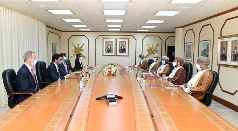 لقاء لبحث التعاون الاستثماري بين السلطنة وبريطانيا