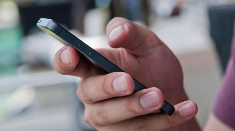 القانون عدّه جُرمًا: ما عقوبة الزوج الذي يُفتّش هاتف زوجته والعكس؟