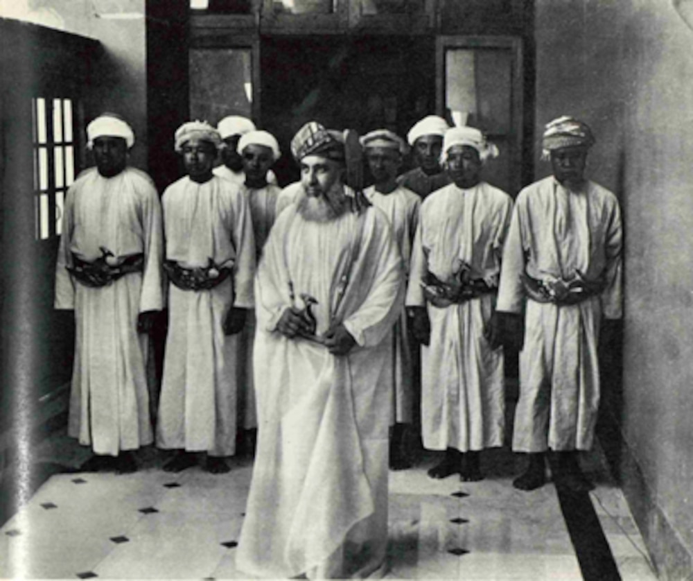 صورة منشورة للسلطان سعيد بن تيمور في عدد 24 أغسطس 1957 من مجلة The Sphere