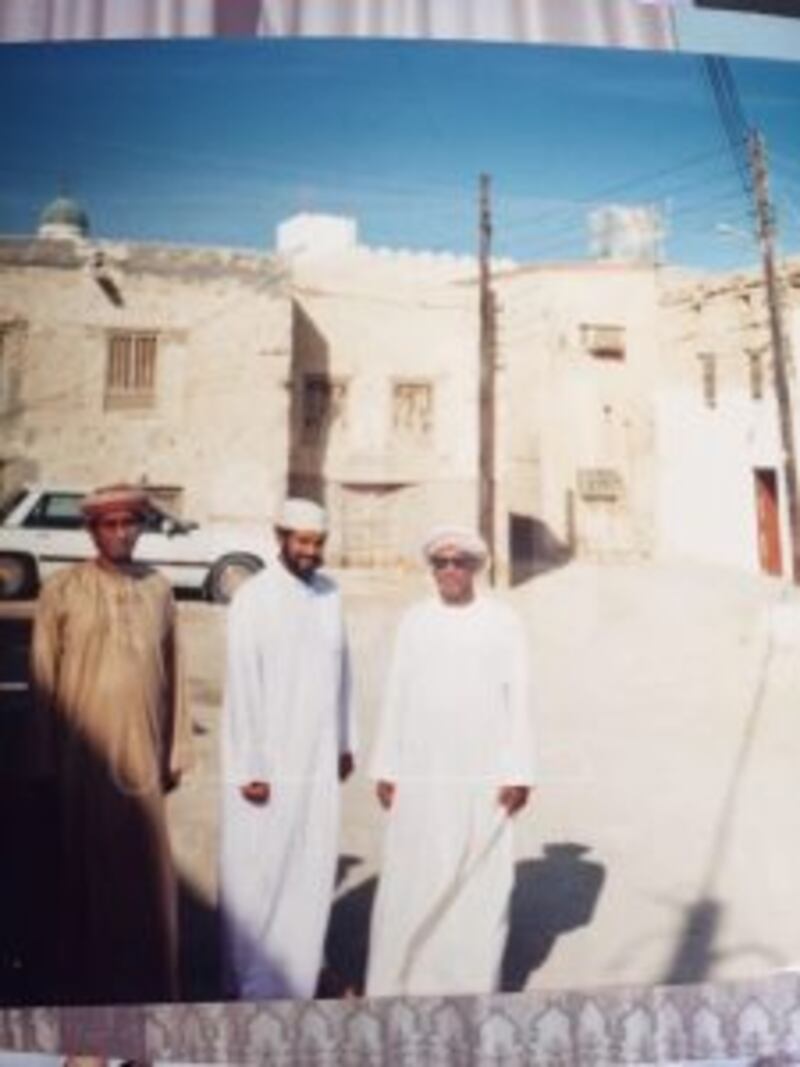 قمريٌ نصفه الآخر في صور العُمانية.. تعرّف على قصته