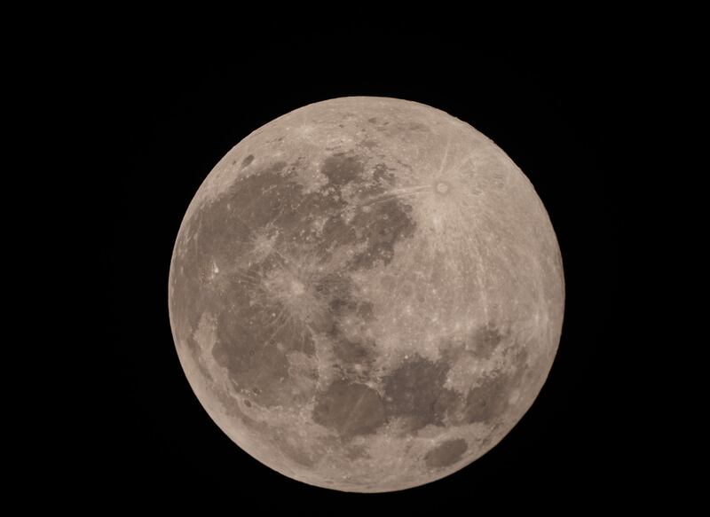 ترقبوا ظاهرة القمر العملاق اليوم