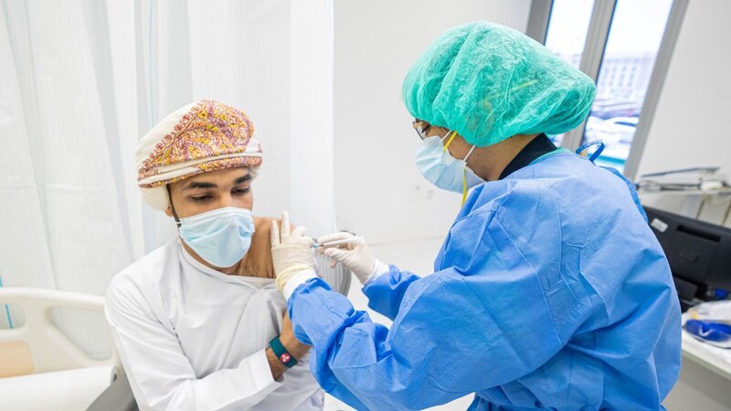 بنك مسقط يواصل تنظيم حملة تطعيم موظفيه ضد فيروس كورونا