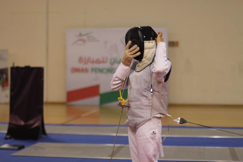 فتاة على مقاعد الدراسة تصبح أول حكمة عمانية في المبارزة