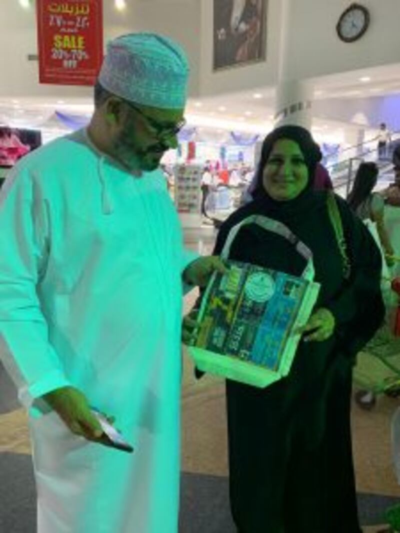 طلبة ” بيكن هاوس الخاصة” يُثقّفون أفراد المجتمع حول الأكياس الصديقة للبيئة