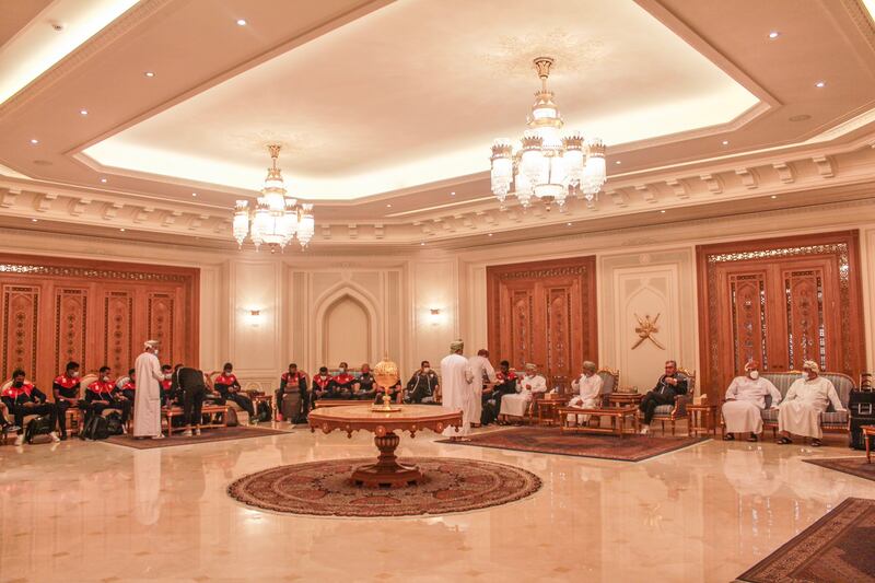 بالصور: مطارات عمان تستقبل منتخبنا الأول بتحية الماء