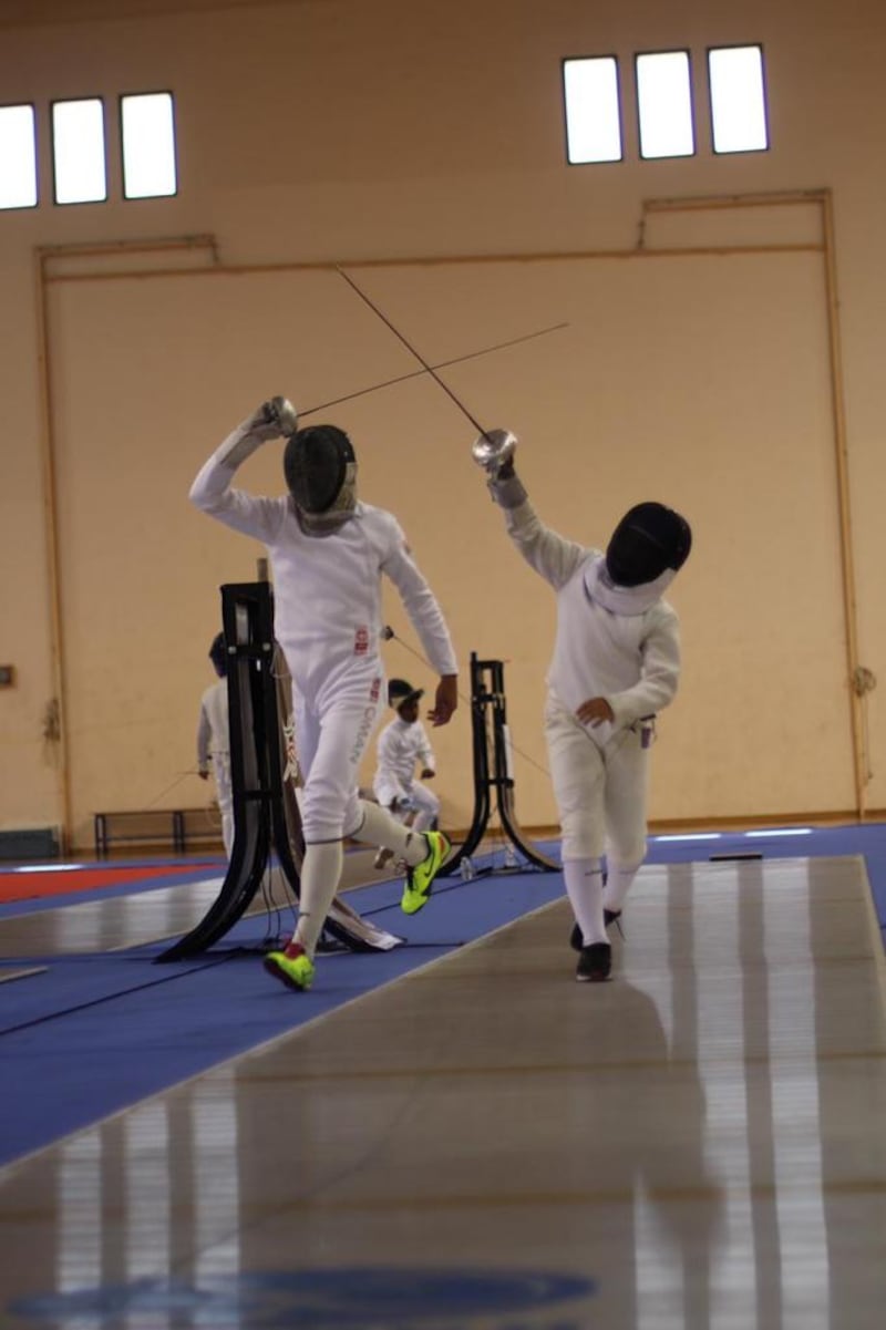 فتاة على مقاعد الدراسة تصبح أول حكمة عمانية في المبارزة