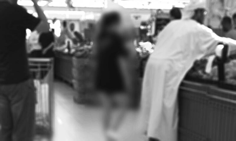 يتجوّلن في المراكز التجارية بـ “ملابس خادشة للحياء”، فماذا يقول القانون العُماني عن ذلك؟