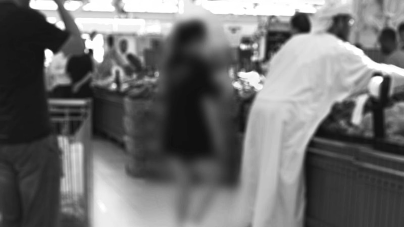 يتجوّلن في المراكز التجارية بـ “ملابس خادشة للحياء”، فماذا يقول القانون العُماني عن ذلك؟