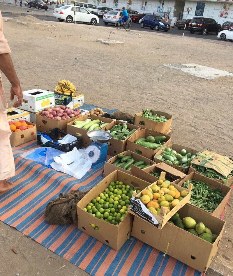 ضبط عمال يمارسون البيع العشوائي