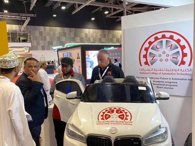 4 طلاب عمانيين يبتكرون أنظمة مختصة بالسلامة في سيارة نموذجية