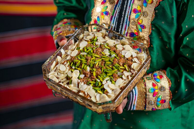 مُصوِّر عُماني يدعم 30 مشروعًا منزليًا بعدسته