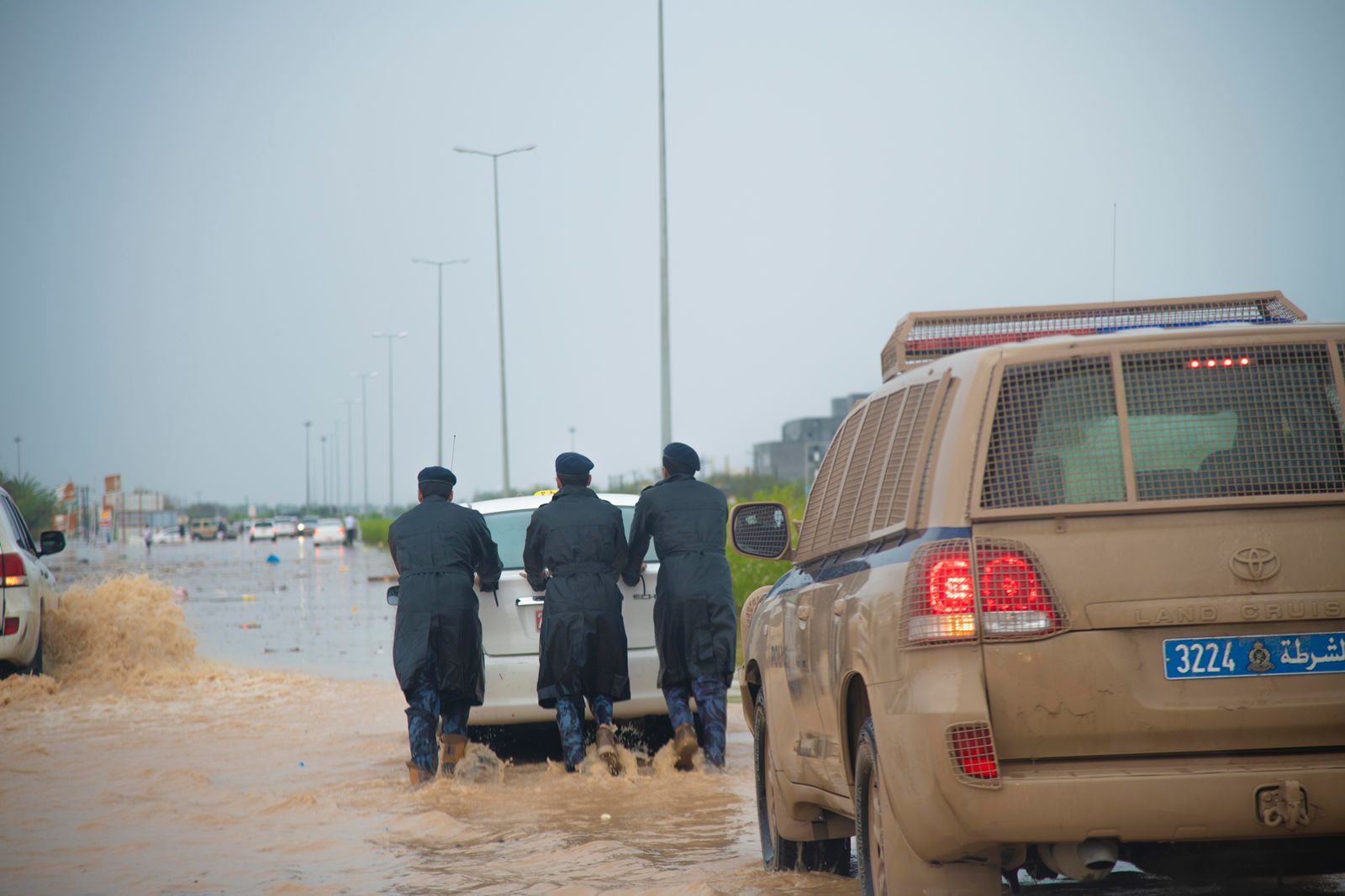 بالصور: شرطة عمان السلطانية في الميدان للتعامل مع تأثيرات شاهين