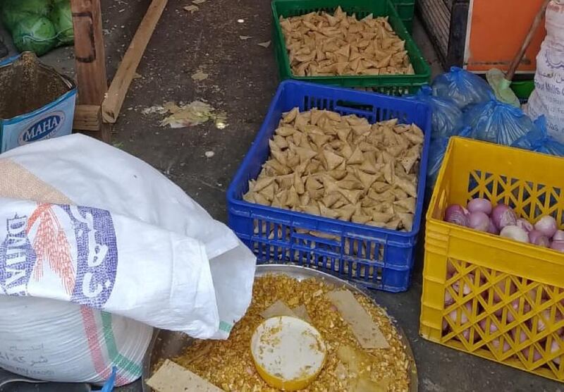 بالصور: وافدون يعدون مأكولات رمضانية في مزرعة