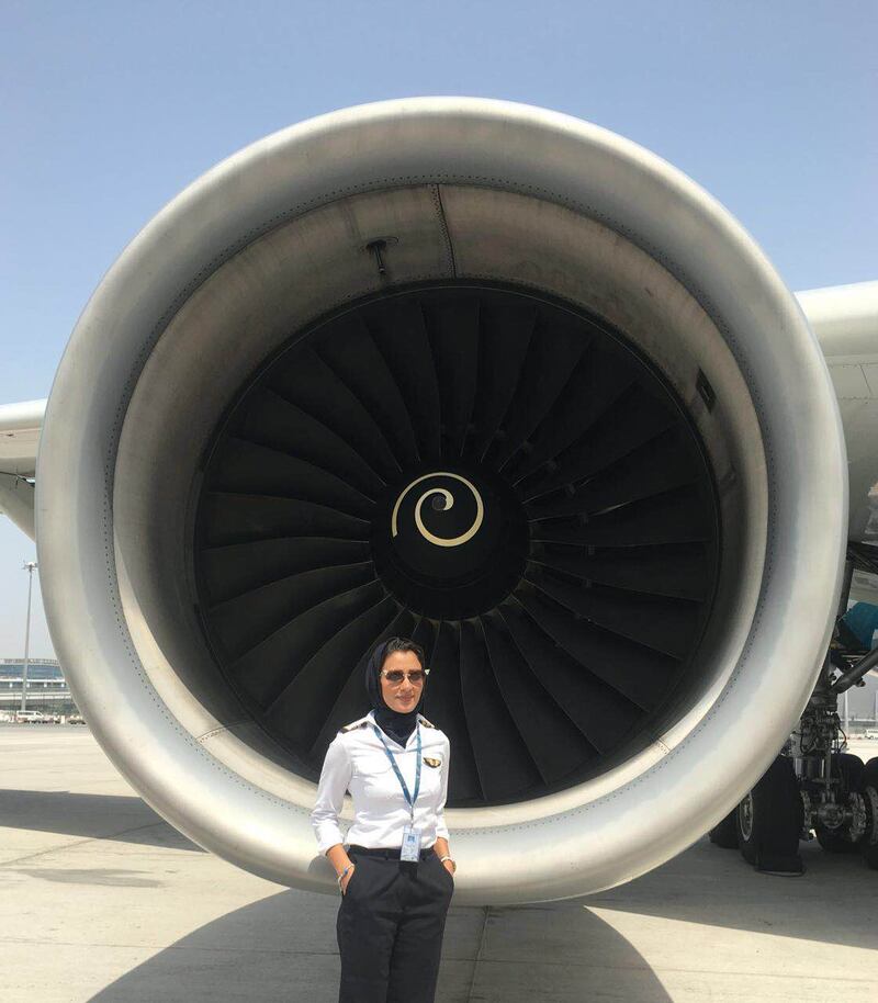 أول عمانية “طيار ضابط أول”.. تعرّف على قصتها