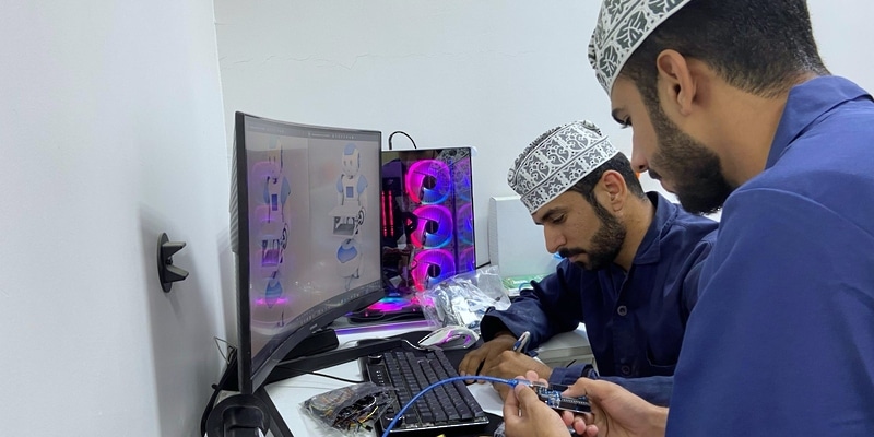 3 طلبة عمانيين يبتكرون “”روبوت دكتور”؛ إليك حكايتهم