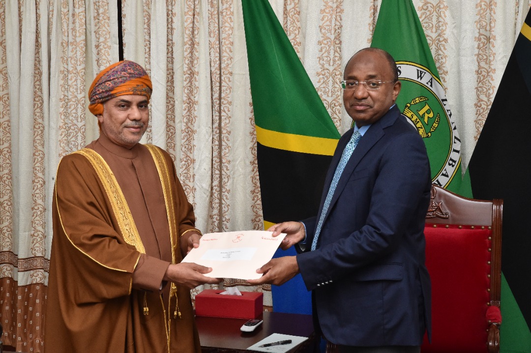 رئيس زنجبار يتلقى دعوة لزيارة سلطنة عمان