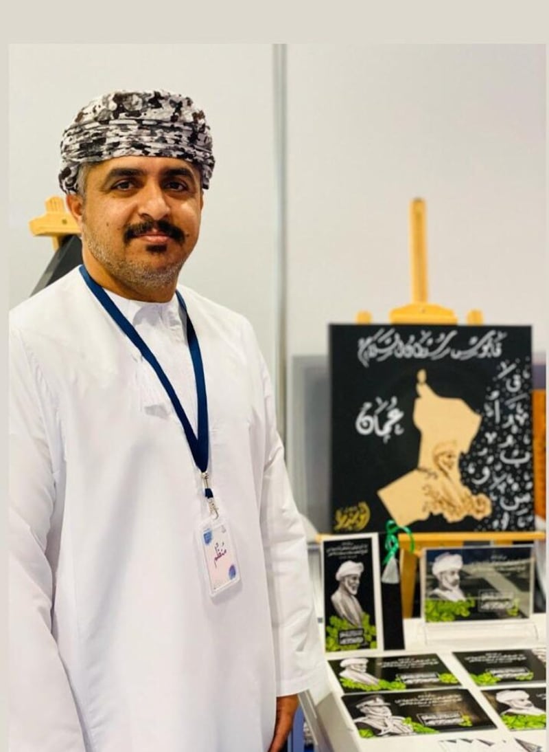 خطاطٌ عُماني..ألهمه الحرفُ فأصبح عاشقًا لتشكيلِه