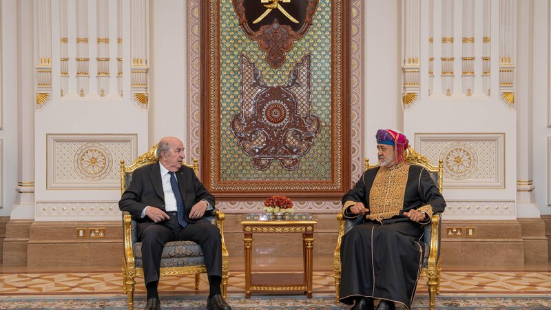 جلالة السلطان والرئيس الجزائري يتبادلان الأوسمة والهدايا