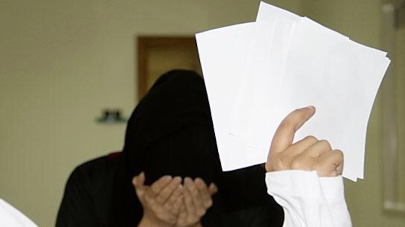 تدفع له 500 ريال شهريًا.. شخص يبتز امرأة في البريمي عبر الواتس أب