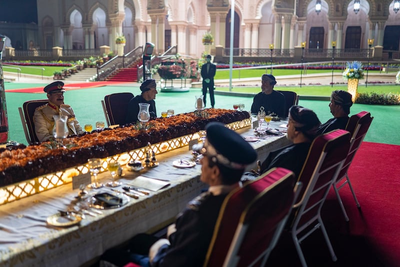 بالصور: جلالة السلطان يقيم حفل عشاء