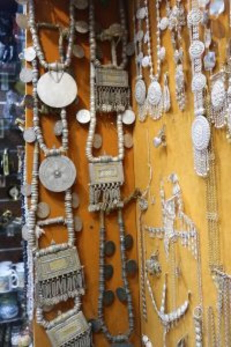 صناعة الفضيات حرفة عُمانية أصيلة… ومواطن يوضح عمله فيها