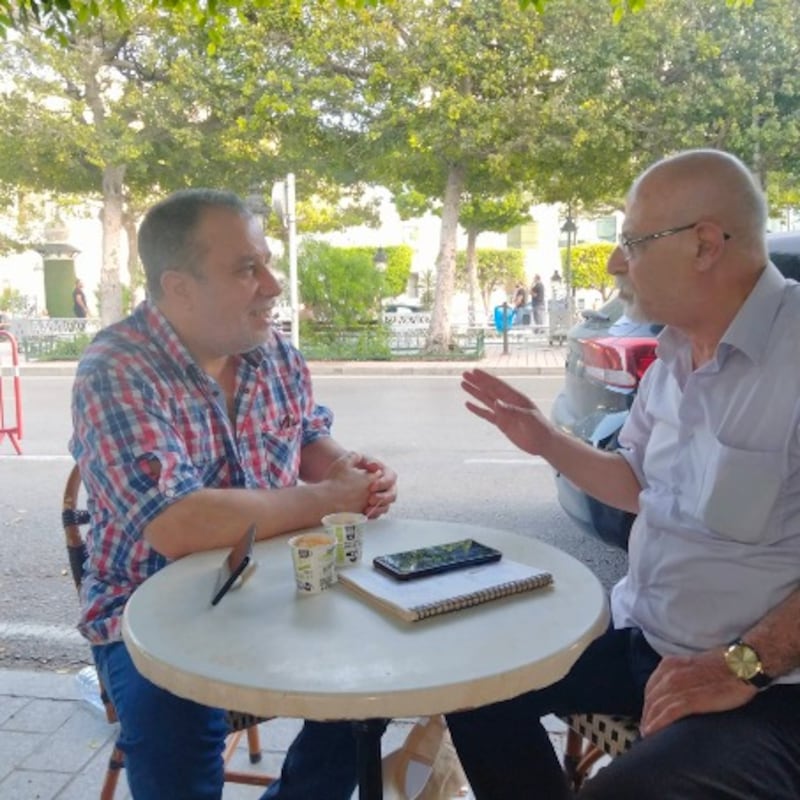 لـ “أثير”: 5 أسئلة في حضرة الشاعر الفلسطيني جميل حمادة