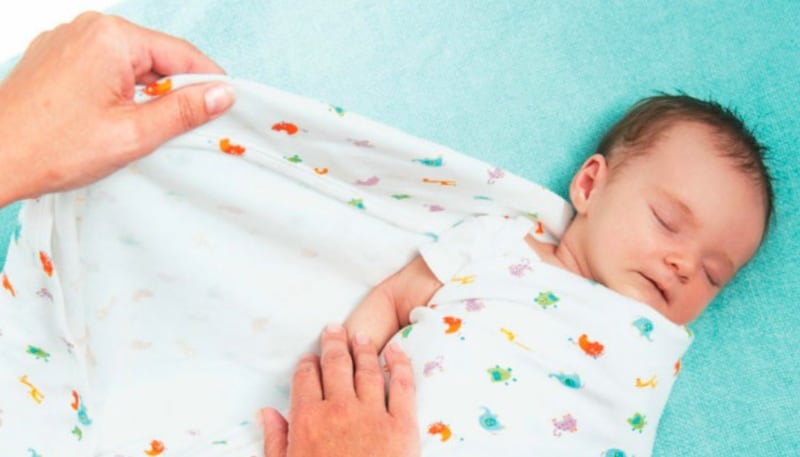 قماط الطفل: ما فوائده، ومتى يجب إيقافه؟