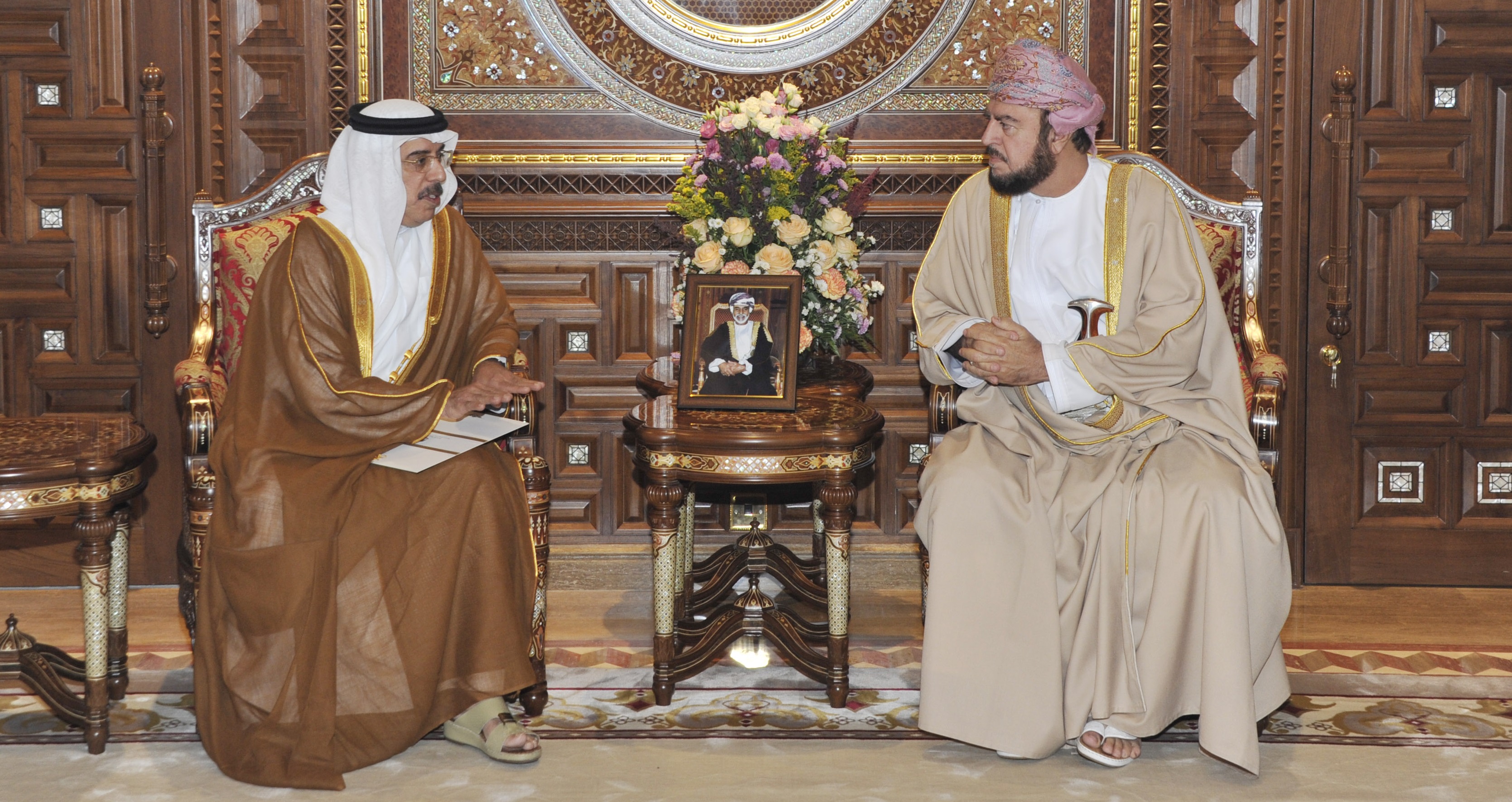 السيد أسعد يتلقى رسالة من ولي عهد أبوظبي