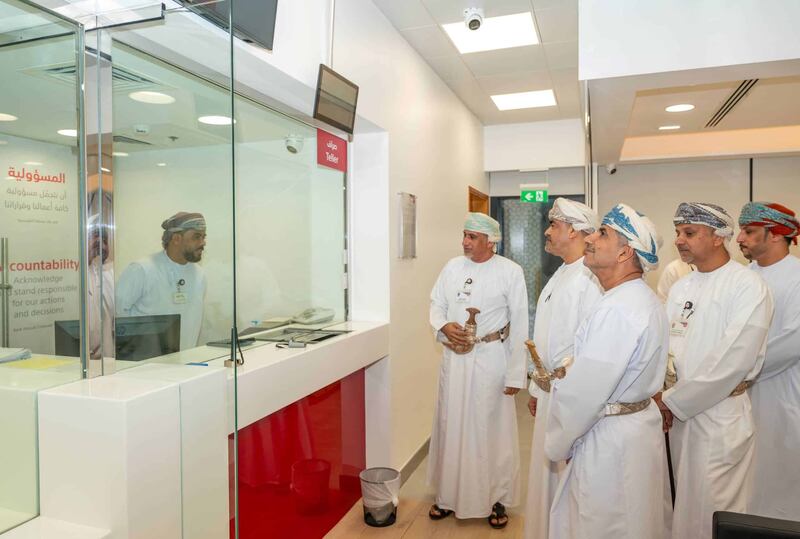 بنك مسقط يواصل تعزيز شبكة الفروع بانتقال فرع مركز البهجة إلى شارع الموج