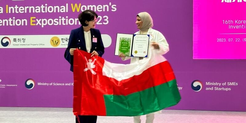 من بين ٣٥٣ ابتكارًا، عمانية تحصل على الجائزة الكبرى في مسابقة دولية