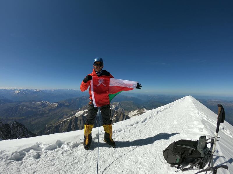 رفع علم السلطنة وصورة جلالة السلطان على قمة جبل ارتفاعها أكثر من 4800 متر
