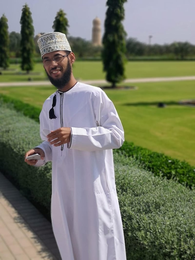 سلسلة المشتغلين بالتاريخ: الباحث العُماني الشاب الذي اكتشف معلومات مهمة عن الأحوال الجوية قديمًا