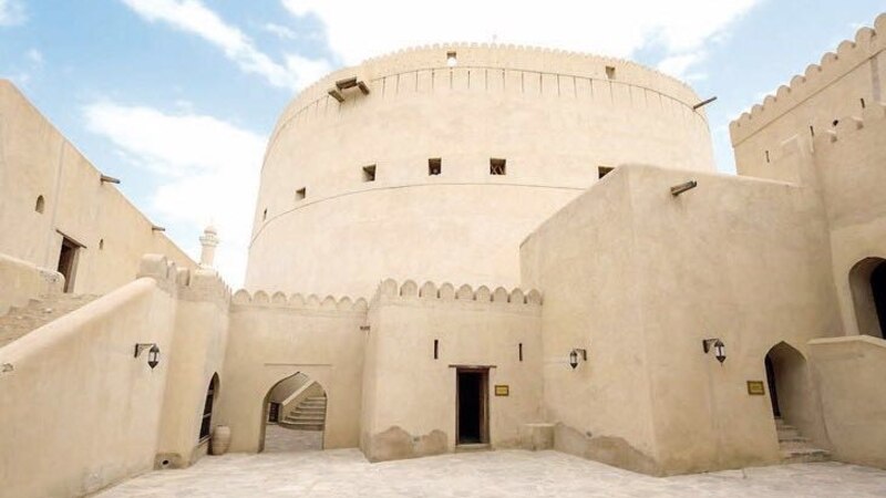 وزير فرنسي يزور قلعة نزوى والجبل الأخضر