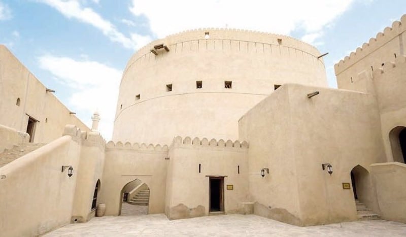 وزير فرنسي يزور قلعة نزوى والجبل الأخضر