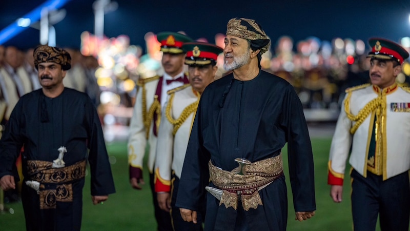 بالصور: جلالة السلطان يقيم حفل عشاء