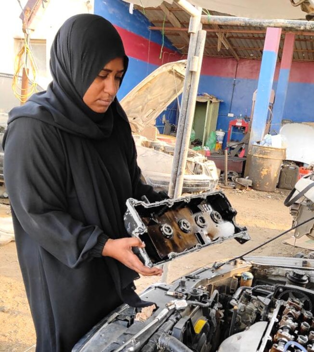 عُمانية بدأت ببيع قطع غيار السيارات منذ 15 عامًا إلى أن أصبحت ميكانيكية ماهرة