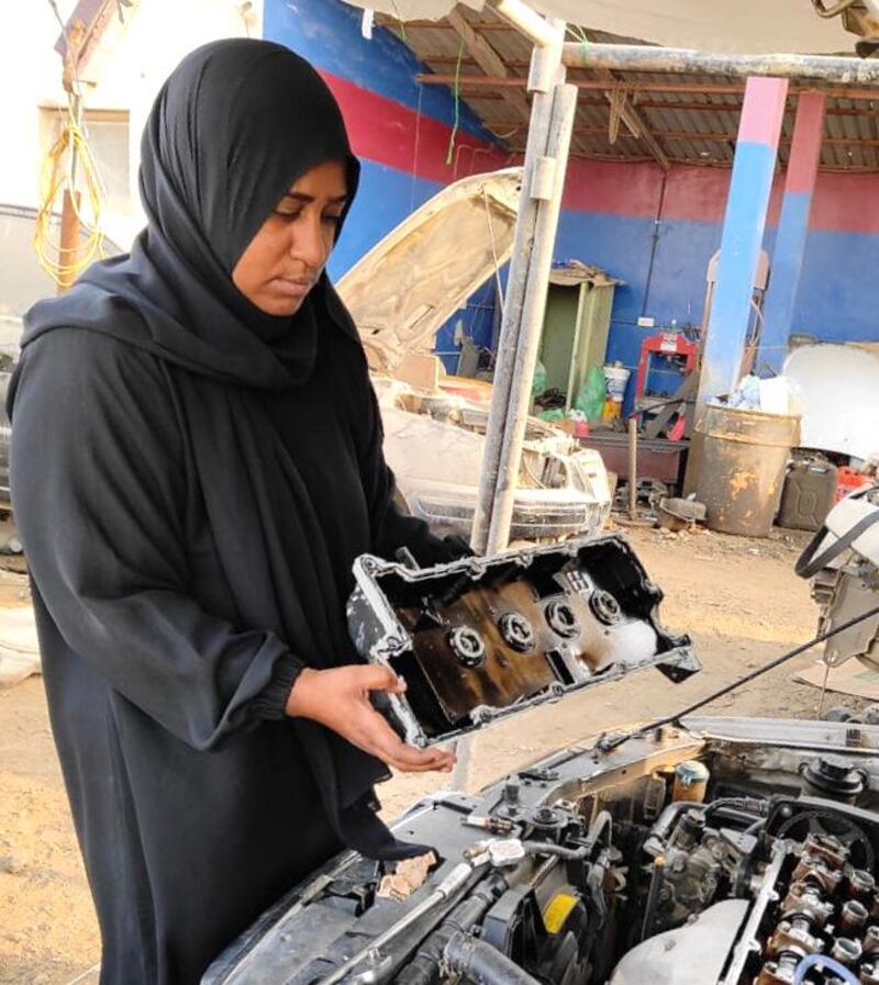 عُمانية بدأت ببيع قطع غيار السيارات منذ 15 عامًا إلى أن أصبحت ميكانيكية ماهرة