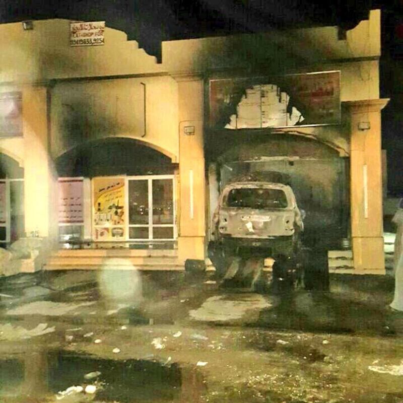 بالصور.. احتراق محل تجاري ومركبة